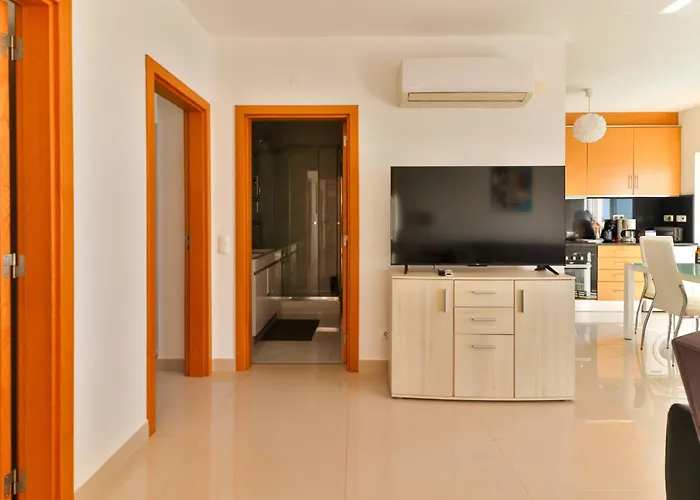 102 T בית הארחה *